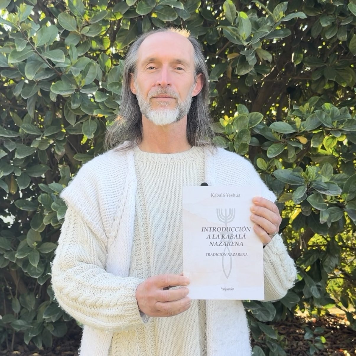 Foto de Yojanan sosteniendo el Libro de Yojanán: Introducción a la Kabala desde la tradición nazarena